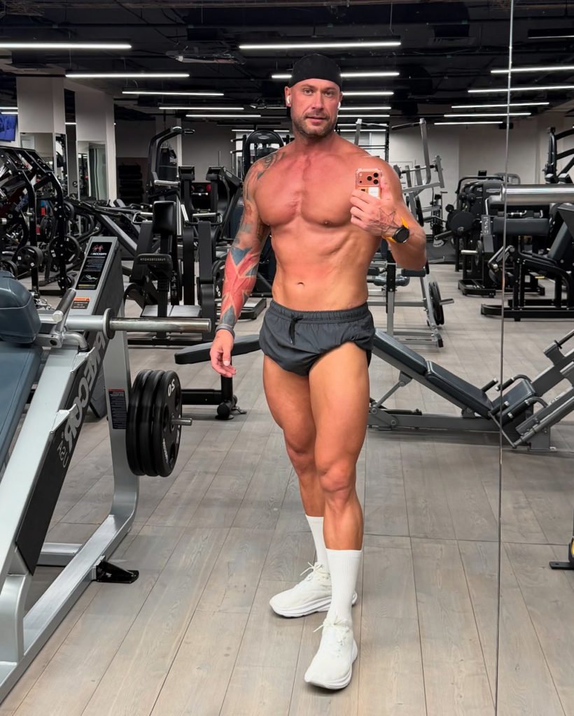 «Показал себя с наимерзейшей стороны»: Полина Диброва бросила Романа Товстика ради лысого качка?