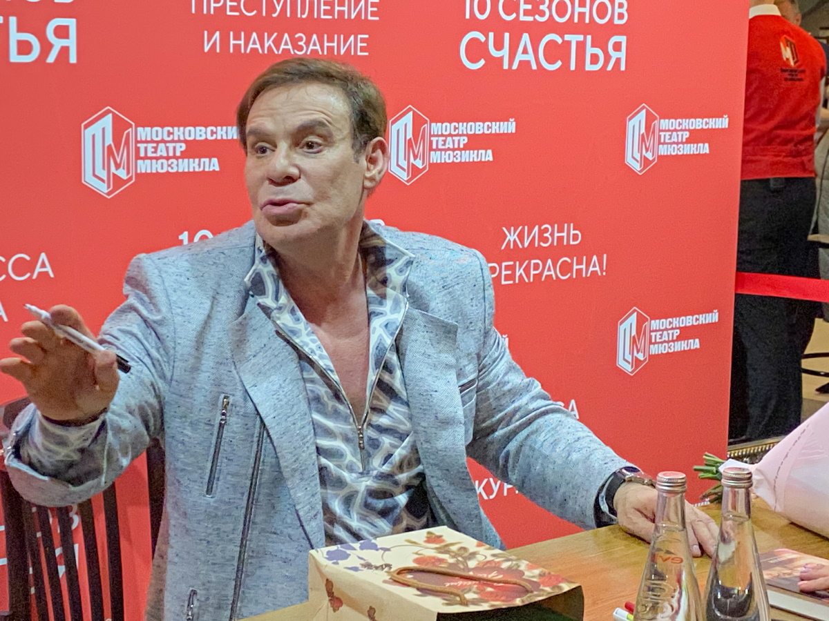 «Рука на попу съехала»: нежности Ефима Шифрина с молодой красоткой попали на камеру