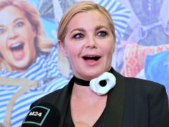 «Вот что значит молодой любовник!»: похорошевшая Пегова в коротеньком платье произвела фурор на улице