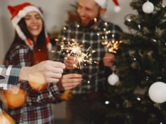 Выбрасывают вещи из окна, тащат камни в дом. Новогодние традиции народов мира