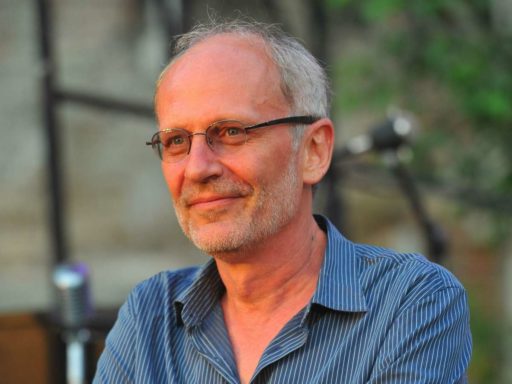 «Я не считаю его дедом»: 61-летний Александр Гордон женился на 23-летней брюнетке