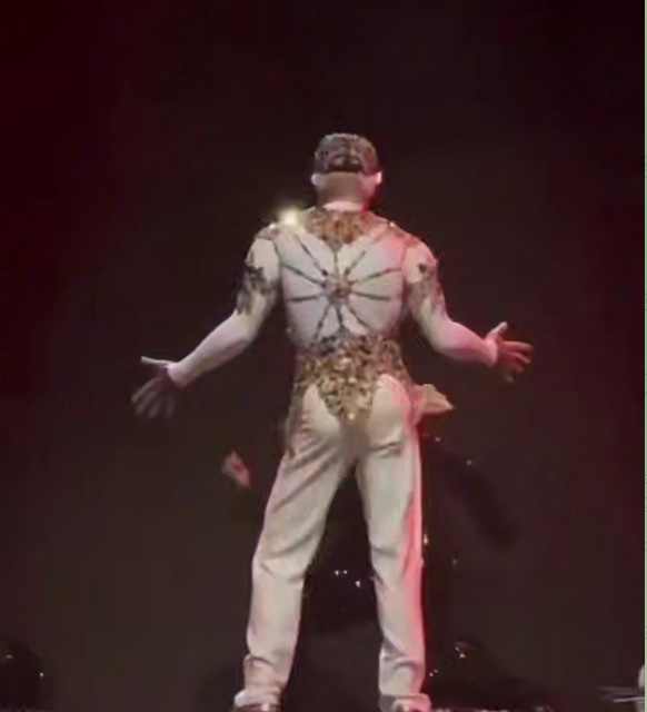 «Подражает Рики Мартину, но пляшет как Настя Волочкова»: в Сети высмеяли «пластиковый» зад Киркорова