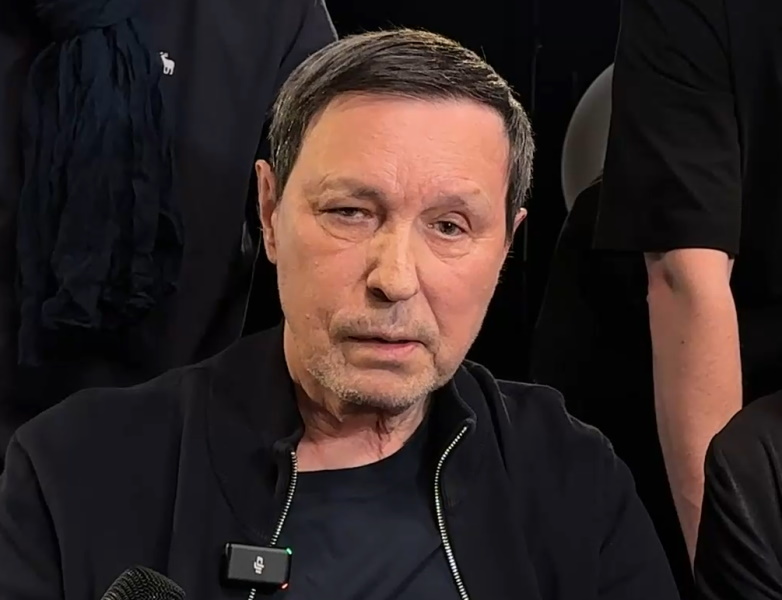 Стесняется говорить, но выглядит лучше: перенесший инсульт Николай Носков появился на людях