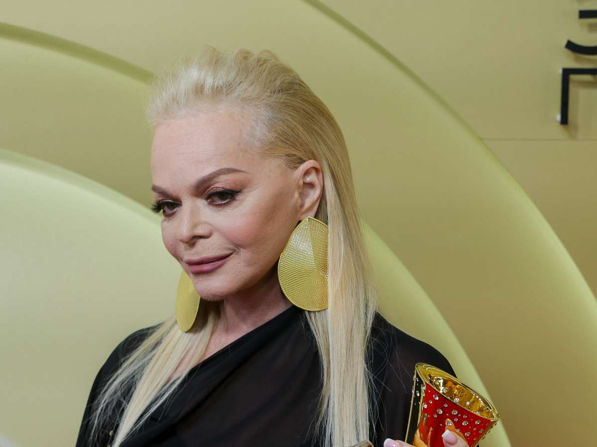 «Тебе, дуре, повезло, что народ тебе помог протестом»: Лурье призывают забрать квартиру Долиной и перестать хайповать