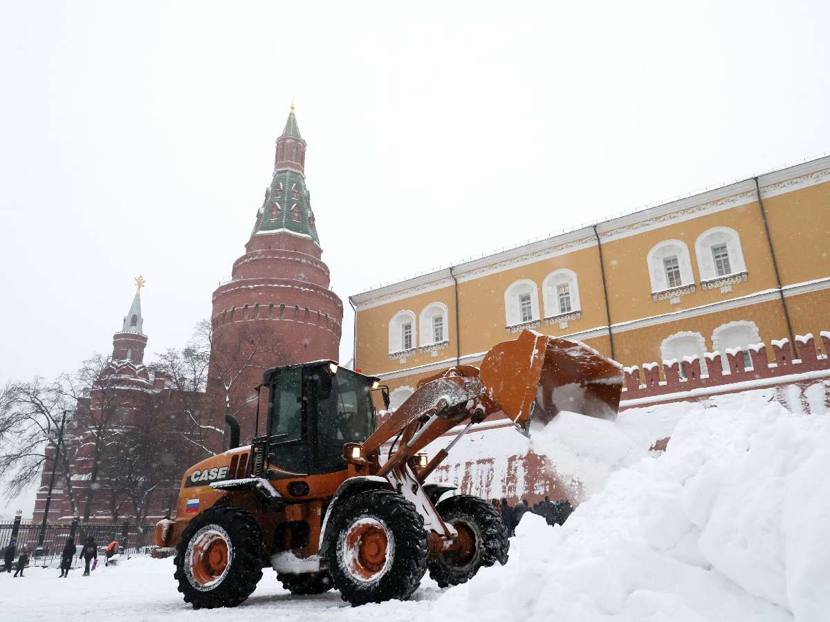 Метровые сугробы и новые снегопады: какая погода придет в Москву с 12 января