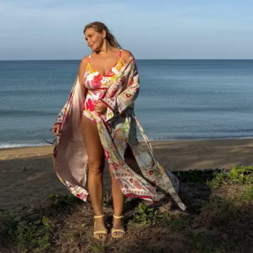 «Молодой фаворит пошел на пользу императрице»: влюбленная Пегова похвасталась идеальной фигуркой в купальнике