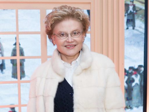 «Наслаждаюсь»: Елена Малышева поделилась редким кадром с подросшей внучкой