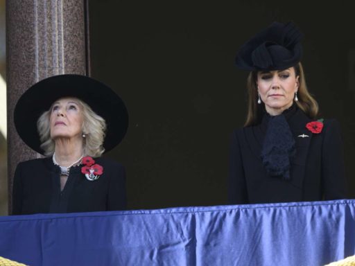 «Они едва могут находиться в одной комнате»: человек из королевского окружения рассказал о напряжении между королей Камиллой и Кейт Миддлтон