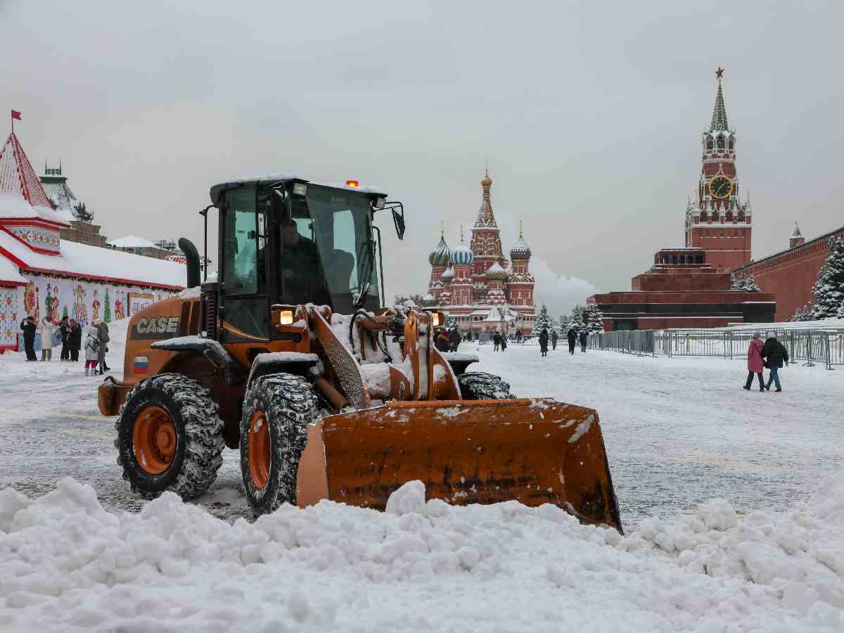 Оранжевый уровень опасности и другие неприятности: сколько еще будут идти снегопады в Москве