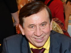 Просит прохожих найти дорогу: сыгравший Леню Голубкова актер почти ослеп