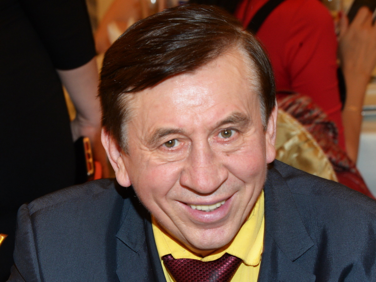 Просит прохожих найти дорогу: сыгравший Леню Голубкова актер почти ослеп