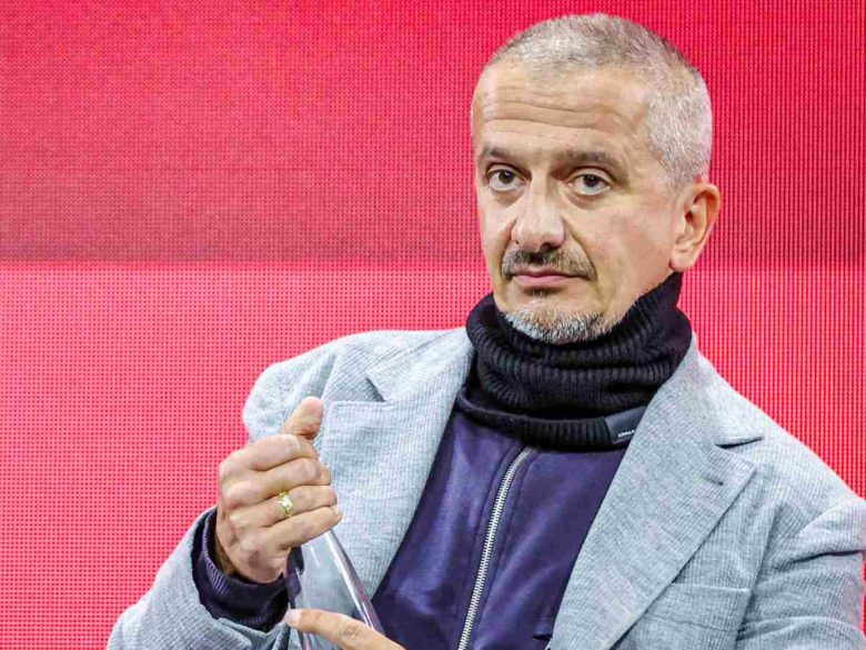 «Пустое переливание из пустого в порожнее»: Константин Богомолов ответил на критику артистов и сравнил Школу-студию МХАТ с сектой