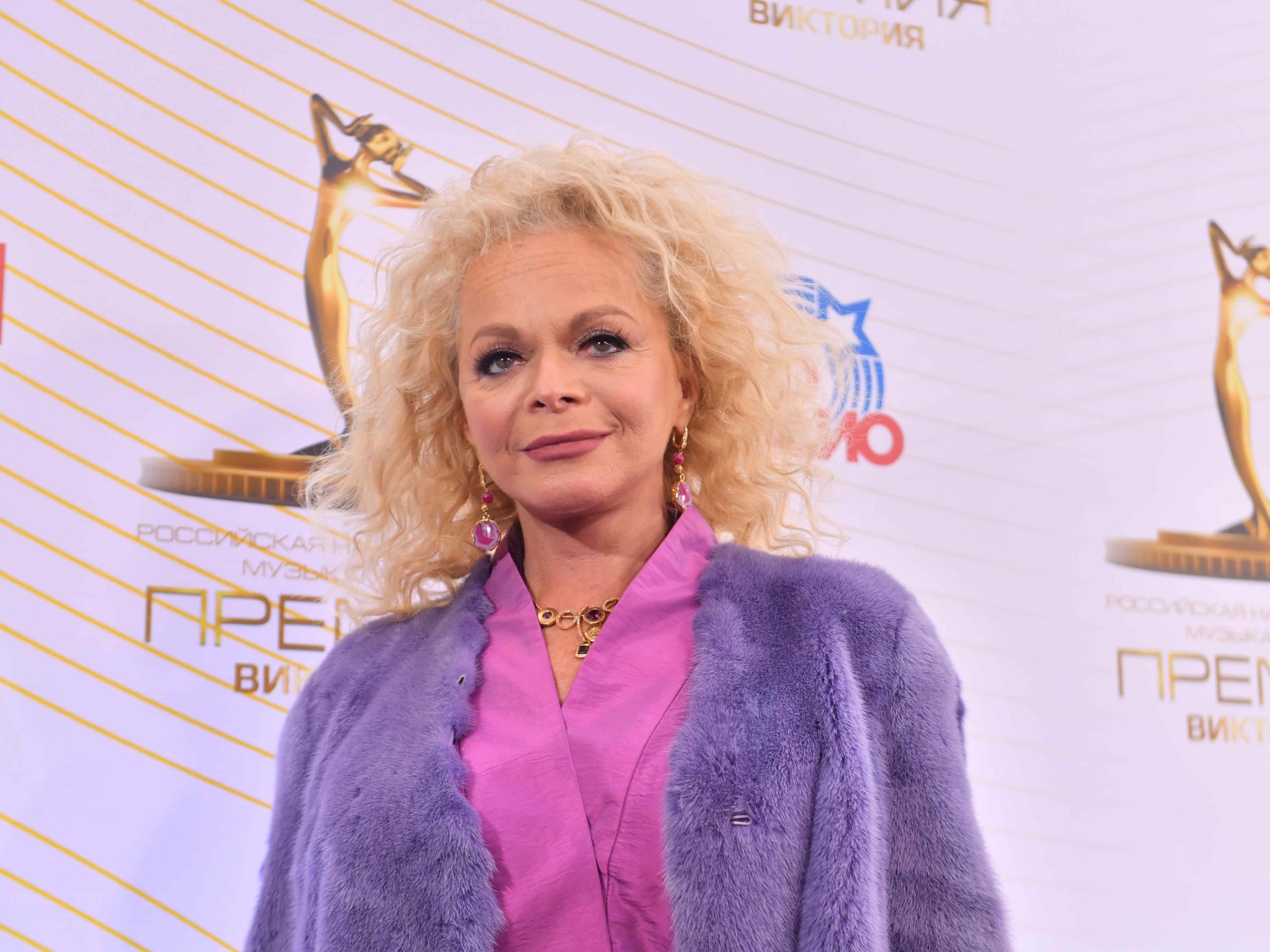 Шоу-бизнес спасает идущую ко дну Долину: вот как артистка избежала краха