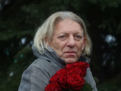 Скорбящий Эрнст, плачущая Долина и убитая горем дочь: как прошло прощание с Александром Олейниковым