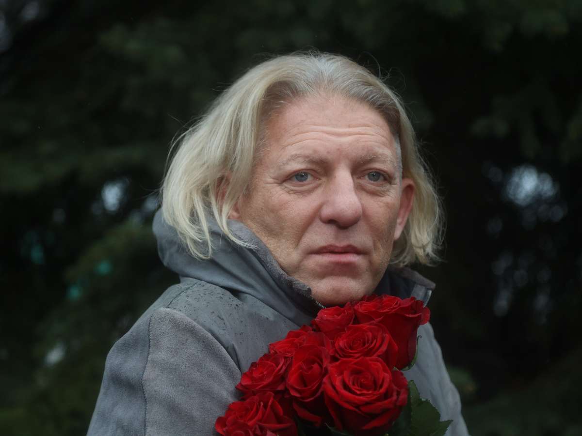 Скорбящий Эрнст, плачущая Долина и убитая горем дочь: как прошло прощание с Александром Олейниковым