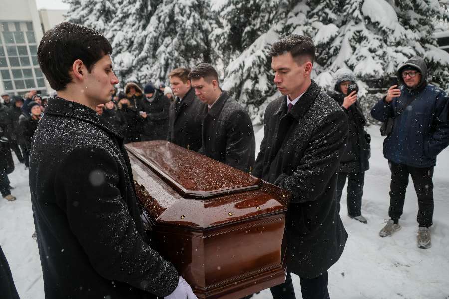 Скорбящий Эрнст, плачущая Долина и убитая горем дочь: как прошло прощание с Александром Олейниковым