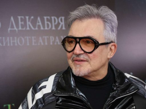 «Словно 20 лет женаты»: сияющий Дибров вышел в свет с новой возлюбленной