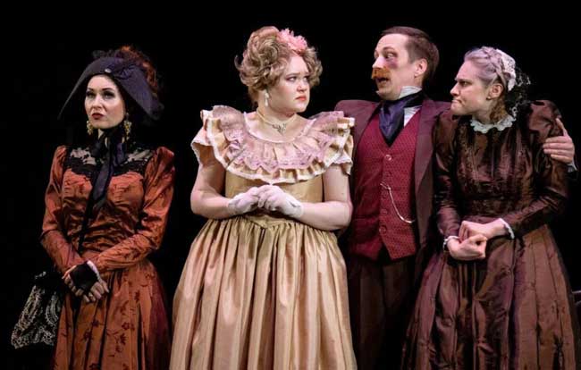 Смоленский камерный театр привезёт в Москву «Женитьбу» и «Красную Шапочку»