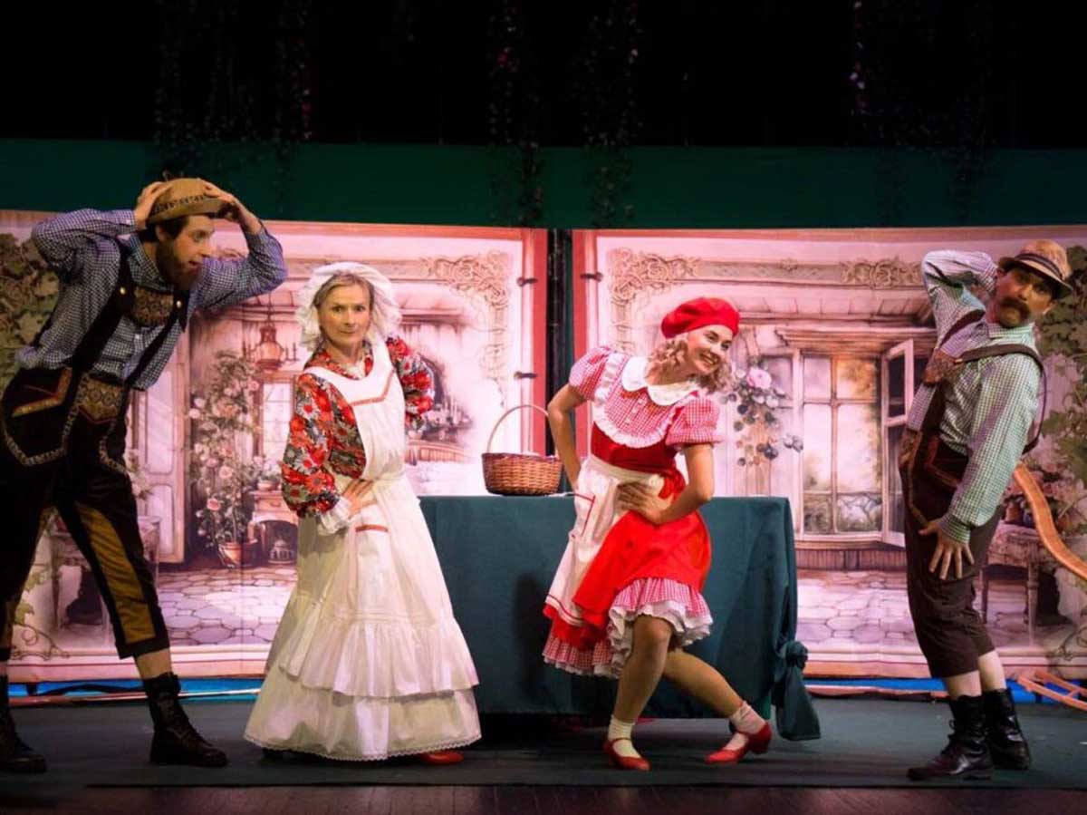 Смоленский камерный театр привезёт в Москву «Женитьбу» и «Красную Шапочку»