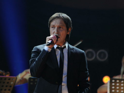 Стесняется говорить, но выглядит лучше: перенесший инсульт Николай Носков появился на людях