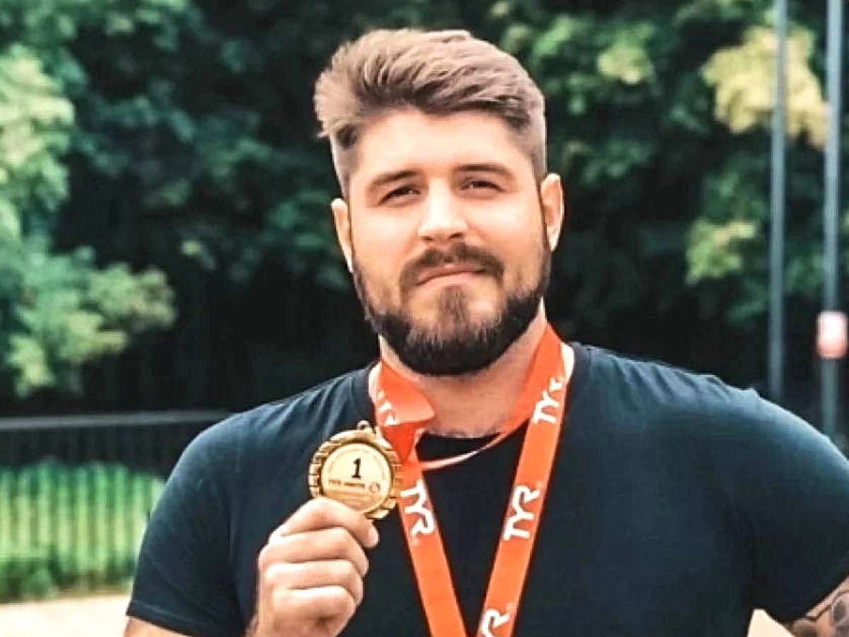 Воспитанник рыдал, вдова к могиле почти не подходила: как прошли похороны трагически погибшего в Босфоре пловца Николая Свечникова