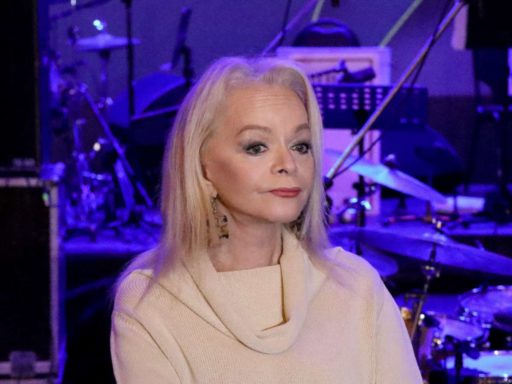 Вскрыли дверь и передали ключи: как прошло выселение Ларисы Долиной из квартиры в Хамовниках