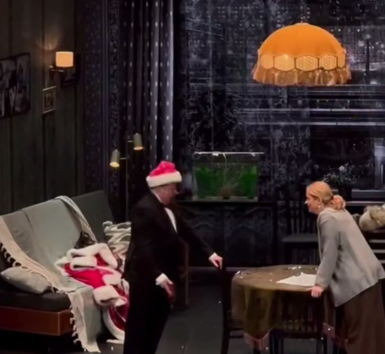 В семейных трусах и с огромным животом: как прошла закрытая премьера нового спектакля с Михаилом Ефремовым