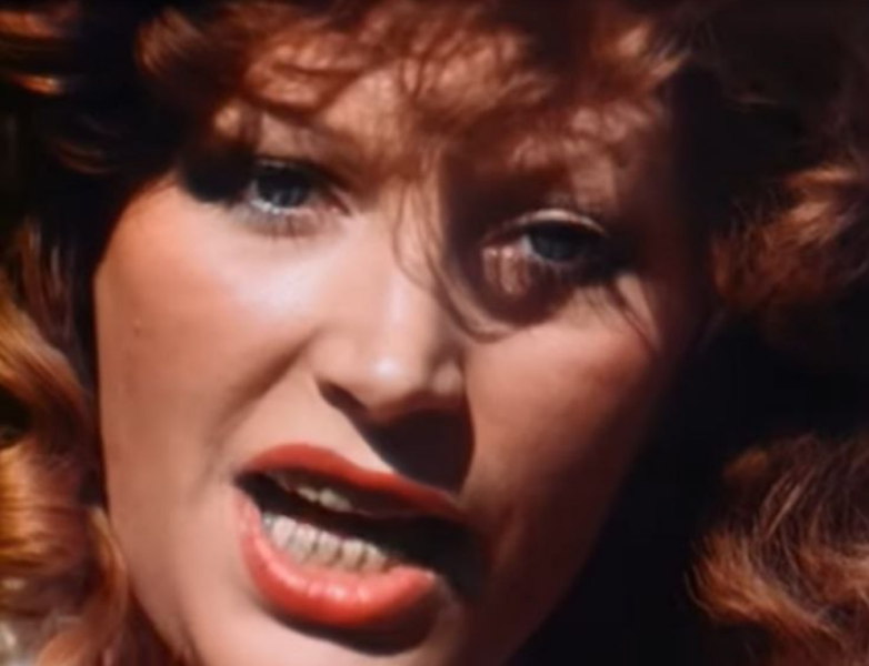 Счастливая плывет на лодочке: Орбакайте показала клип Пугачевой для немецкого телевидения