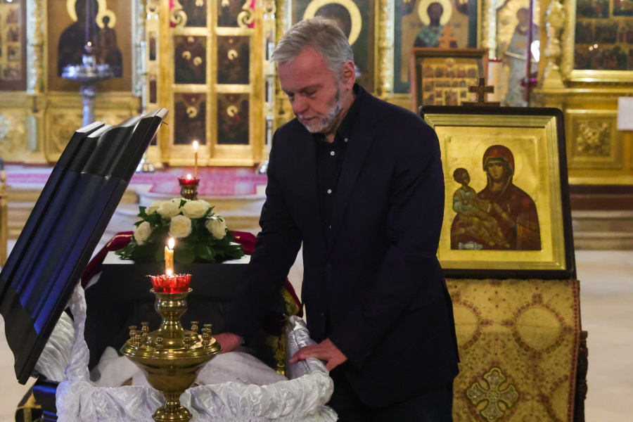 Лицо опухло от слез: единственный сын не отходил от гроба Светланы Жильцовой