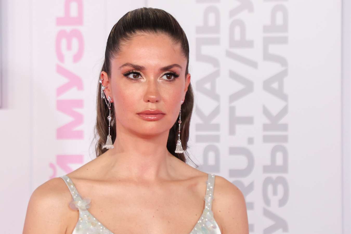 А где муж? Агату Муцениеце сняли в компании брутального качка