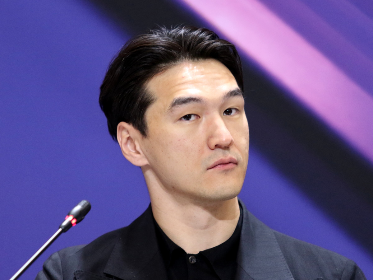 «А может ли он точно так же оскорбить дочь президента Казахстана?»: что стоит за выдворением комика Сабурова