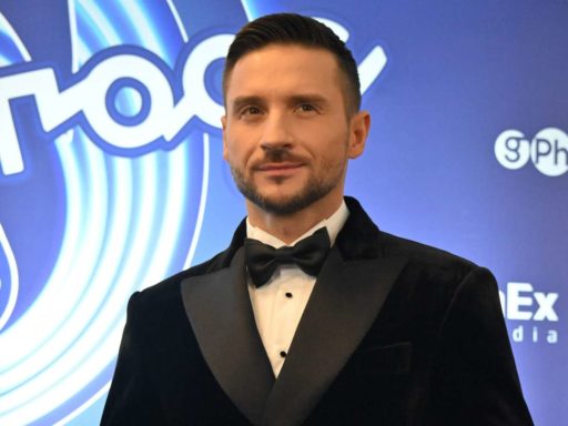 «Что вы делаете на сцене»: Сергей Лазарев закатил скандал в шоу «Ну-ка, все вместе! Хором!»