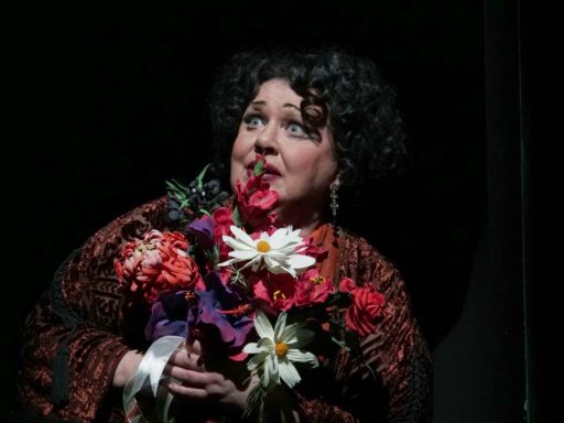 Дочь прятала заплаканные глаза, а гроб утопал в цветах: как прошло прощание с актрисой Ольгой Чиповской