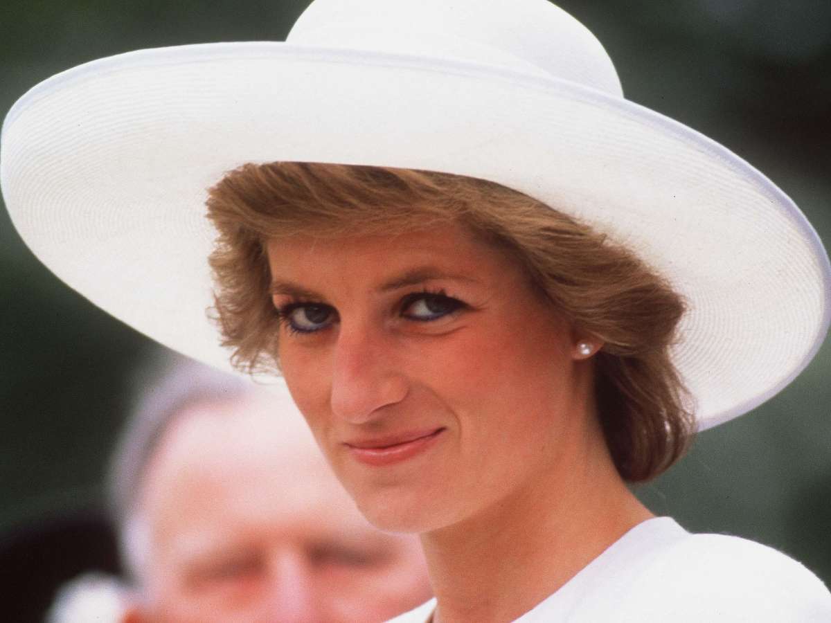 «Это было организовано одной из ближайших подруг»: что известно о встрече принцессы Дианы и Джеффри Эпштейна