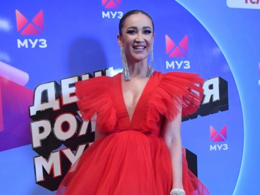 «Наконец-то, Оленька!» Сияющая Бузова проводит время с мужчиной