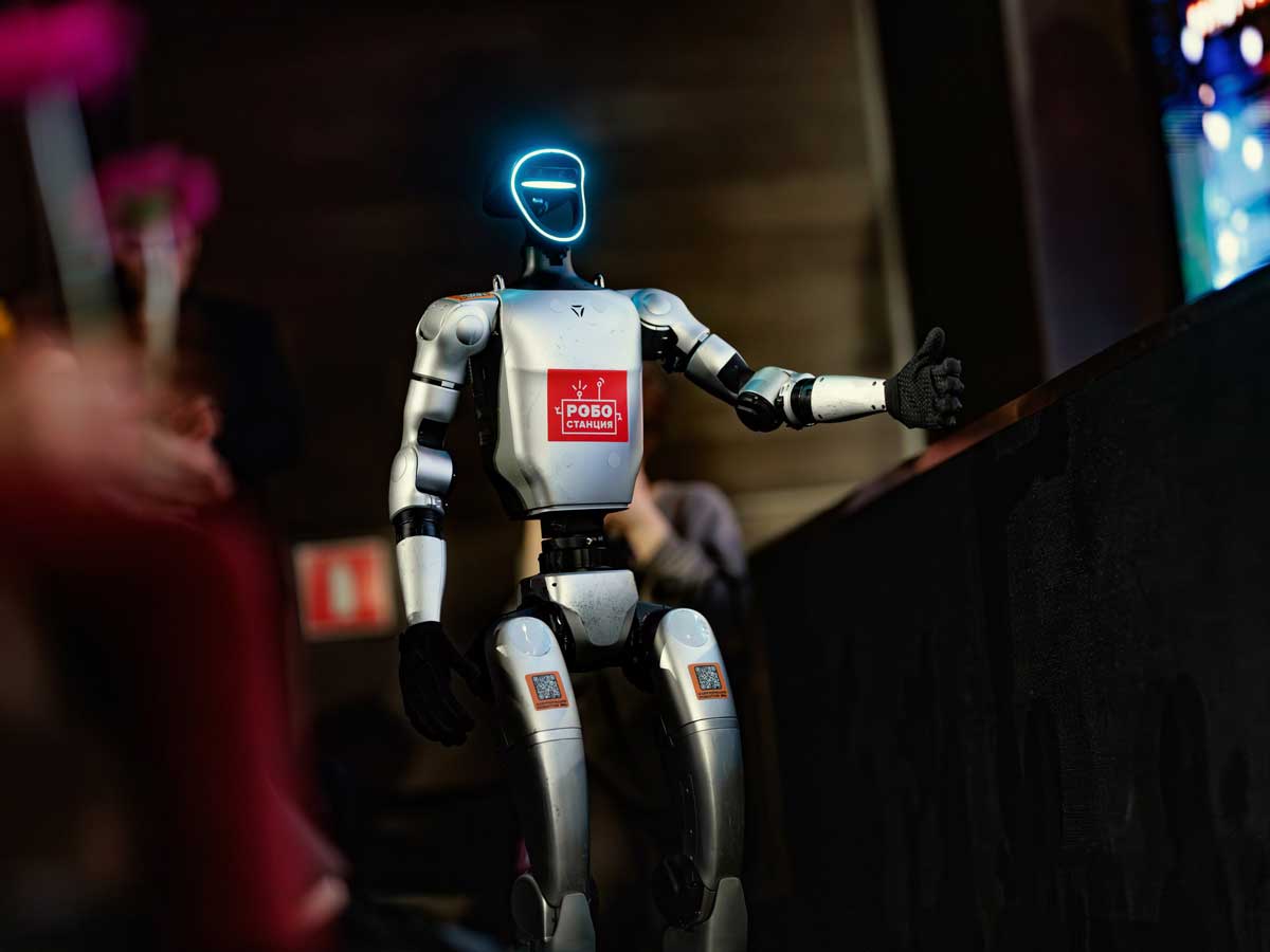 Робот Гоша стал зрителем премьеры в Театре Аллы Духовой TODES