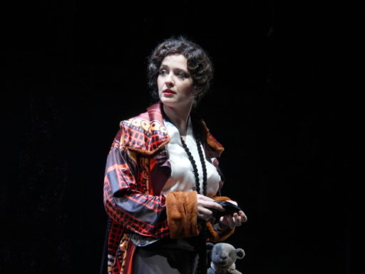 Усыновила пятерых детей, а своими так и не обзавелась: личная жизнь звезды «Александровского сада» Анны Гарновой