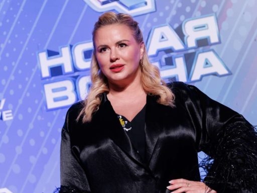«Я чувствую себя куском мяса»: Анна Семенович показала талию и высказалась о лишнем весе