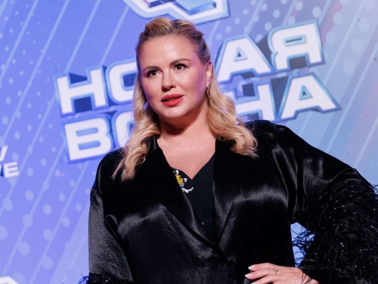 «Я чувствую себя куском мяса»: Анна Семенович показала талию и высказалась о лишнем весе
