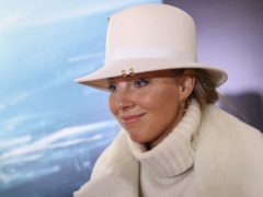 Закинула ногу прямо на улице: в Сеть попало страстное фото Полины Дибровой и Романа Товстика