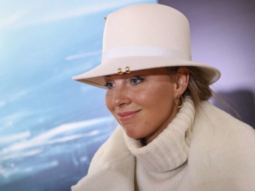 Закинула ногу прямо на улице: в Сеть попало страстное фото Полины Дибровой и Романа Товстика