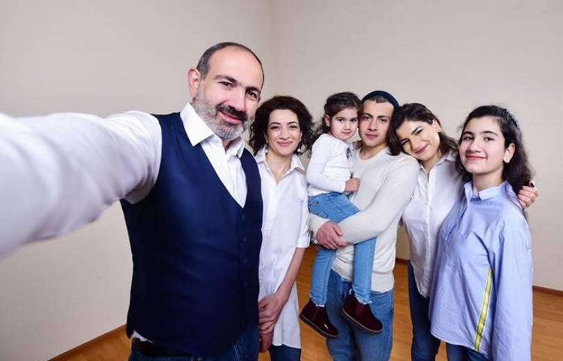 Знакомство как в кино, несыгранная свадьба и внезапное расставание: история любви Николы Пашиняна и Анны Акопян