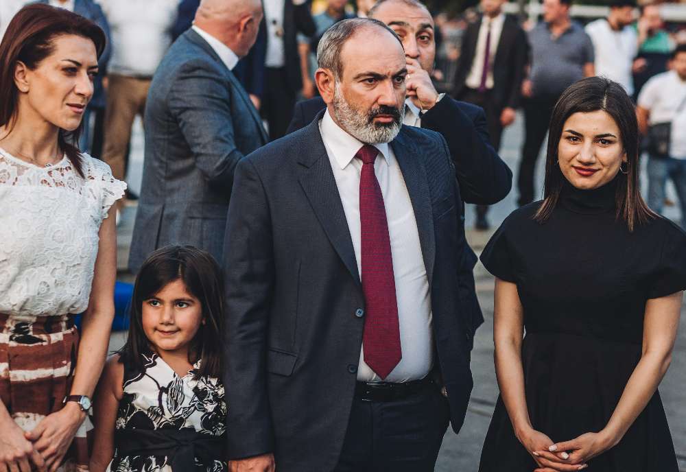 Знакомство как в кино, несыгранная свадьба и внезапное расставание: история любви Николы Пашиняна и Анны Акопян