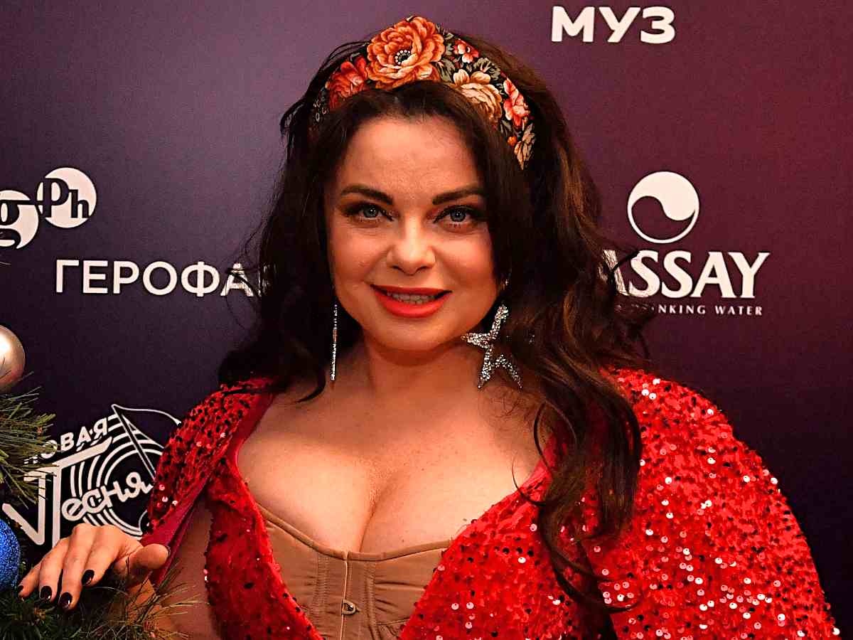 «Вся спина в пятнах от банок, а жирок на месте»: с Королевой в лопнувшем платье приключился конфуз