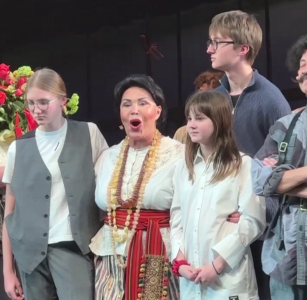 «Люди валятся с ног, а я держусь»: Бабкина с размахом отметила 76-летие прямо на сцене