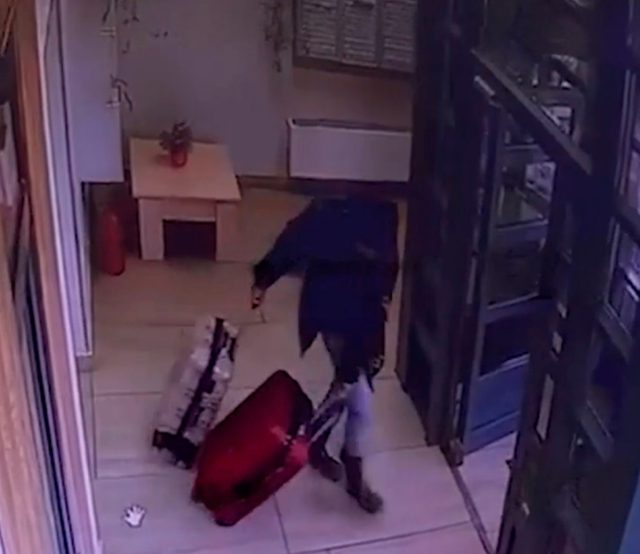  Расчленивший возлюбленную стриптизер из Подмосковья попал на камеру: уместил в два чемодана