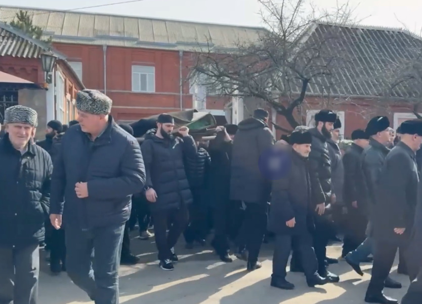 Огромная процессия, носилки и саван: как прошло прощание с Умаром Джабраиловым в родовом селе