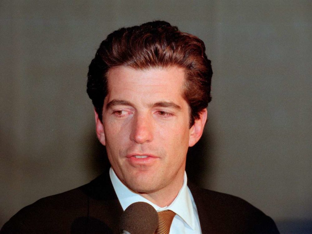 «Должна извиниться за то, что встречалась с ним»: чем обернулся страстный роман Сары Джессики Паркер с Джоном Кеннеди-младшим