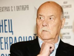 «Кладите цветы и уходите отсюда»: людей прогоняли с могилы Станислава Говорухина в день его 90-летия