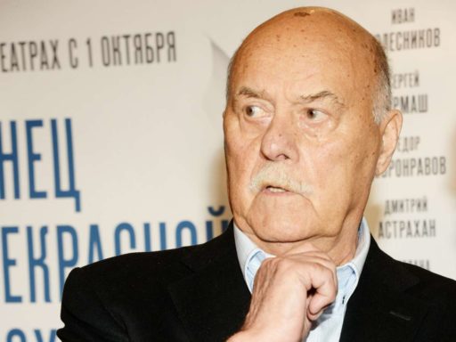 «Кладите цветы и уходите отсюда»: людей прогоняли с могилы Станислава Говорухина в день его 90-летия